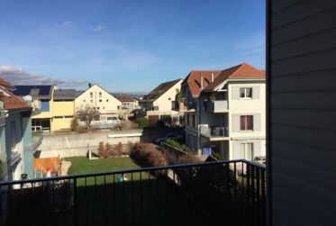 NYON / EYSINS - SUPERBE 2 1/2 pièces + cuisine au 2e étage avec BALCON