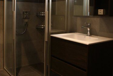 NYON / EYSINS - SUPERBE 2 1/2 pièces + cuisine au 2e étage avec BALCON